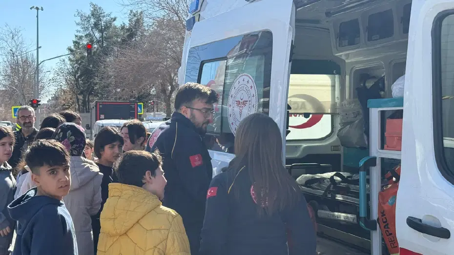 Cıvayla oynayan 18 öğrenci hastaneye kaldırıldı
