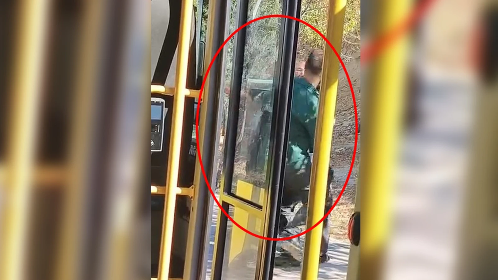 Minibüste durak kavgası: Yolcu ile şoför birbirine girdi