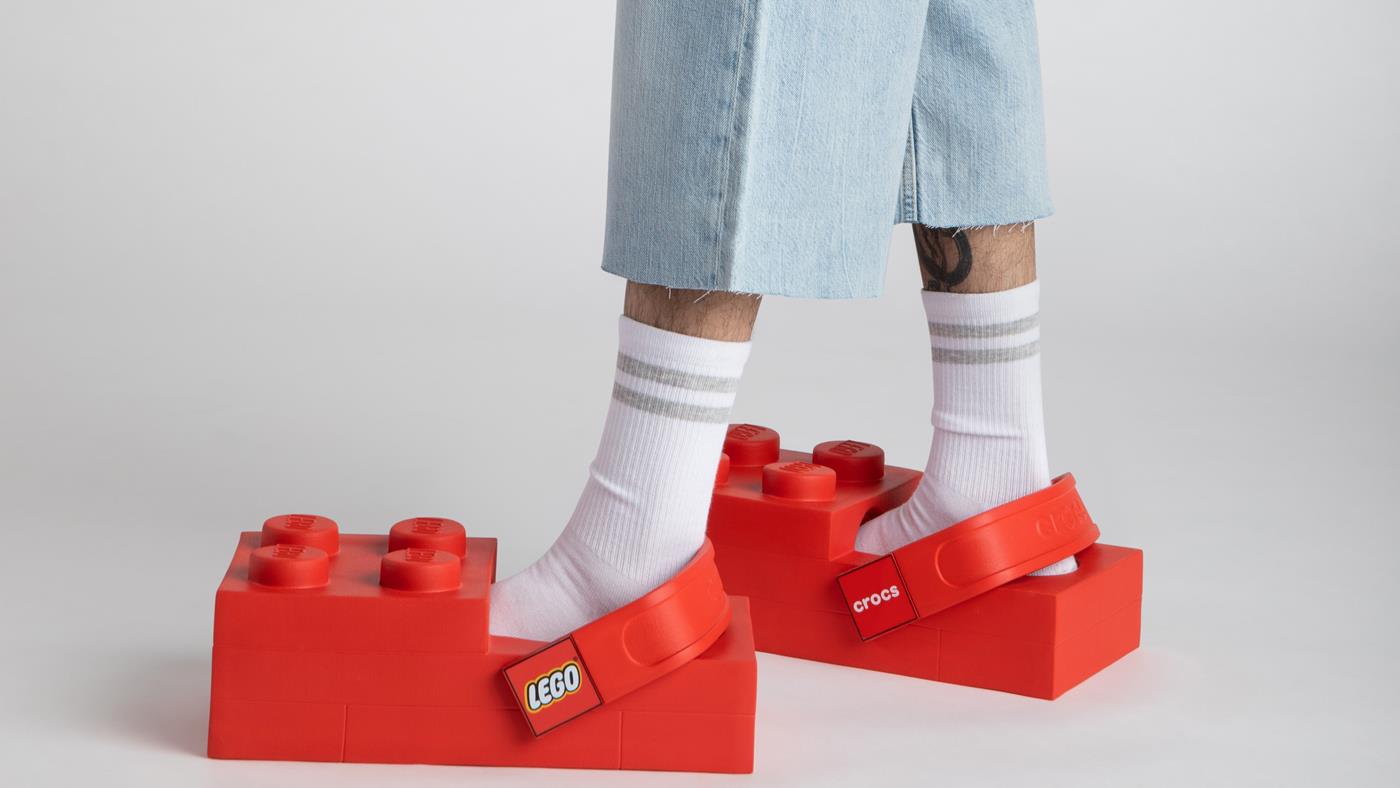Giyilebilir LEGO Crocs tanıtıldı: Ayağınızda dev bir LEGO tuğlası
