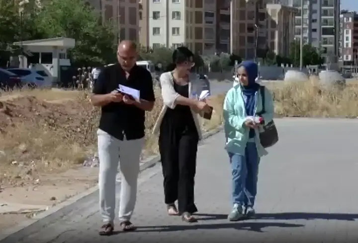 Mardin’de YKS heyecanı: Baba ve kız aynı okulda sınava girdi