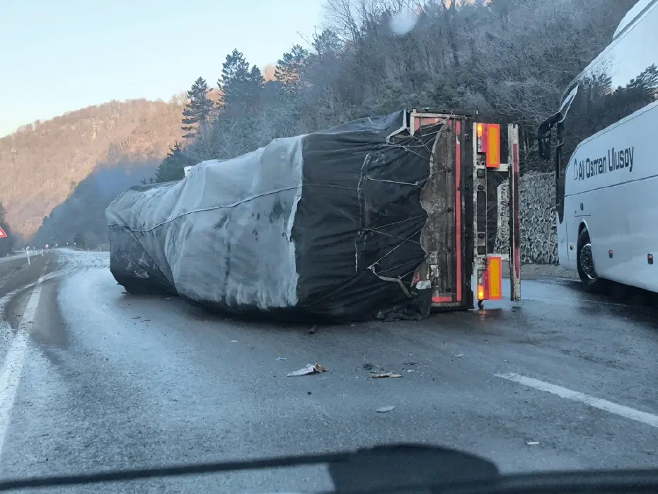 Kara yolunda 3 ayrı kaza: 10 yaralı