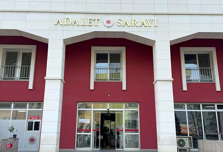 Boşanma aşamasındaki eşinin ailesinin evini bastı; 4 ölü