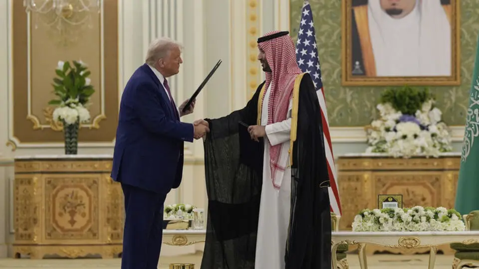 Trump Körfez'den 3 trilyon dolarlık anlaşmayla dönüyor