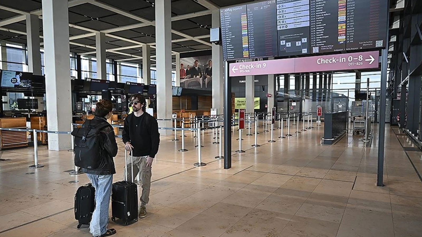 Brandenburg Havalimanı'nda grev nedeniyle 57 bin yolcu mağdur oldu
