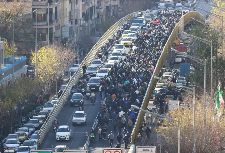 İran'da protestolar sürüyor: Kaymakamlık binası önünde arbede yaşandı!