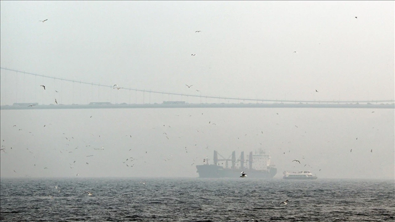 İstanbul Boğazı'nda gemi trafiği askıya alındı