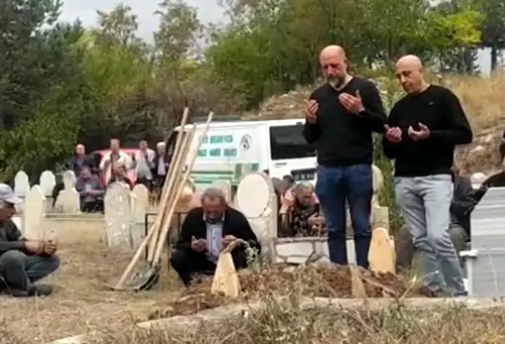 Babaları vefat edince veraset ilamı çıkarmak istediler, ölü göründüklerini öğrendiler