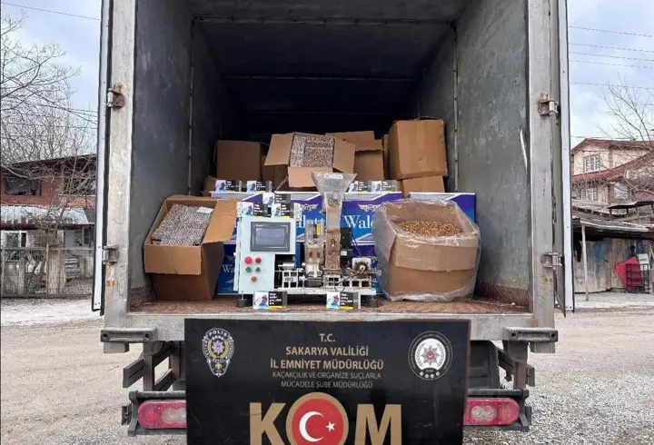 Sakarya'da 670 kilo kaçak tütün ile 483 bin makaron ele geçirildi