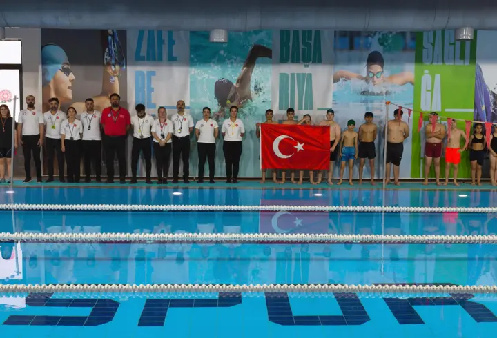 Derik'te ‘Gençlik Haftası’ kapsamında yüzme yarışması düzenlendi.