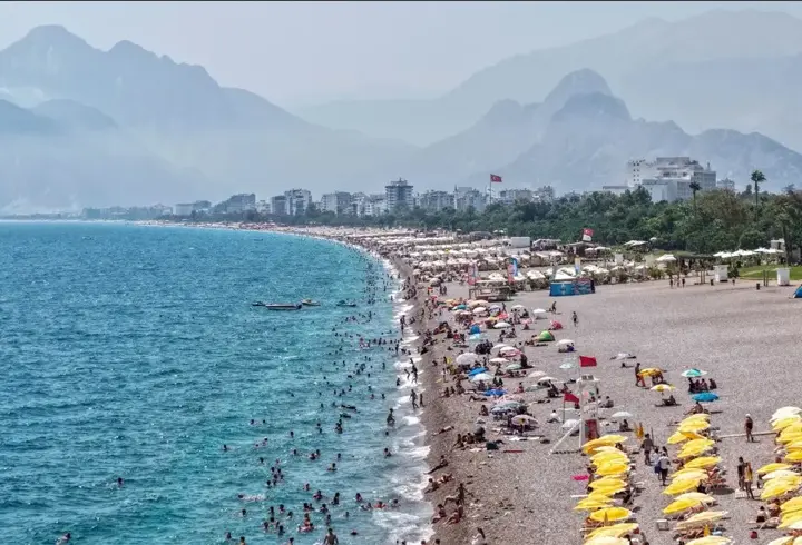 Antalya'da Sıcak Hava Etkisini Gösterdi: Sıcaktan Bunalanlar Denize Koştu