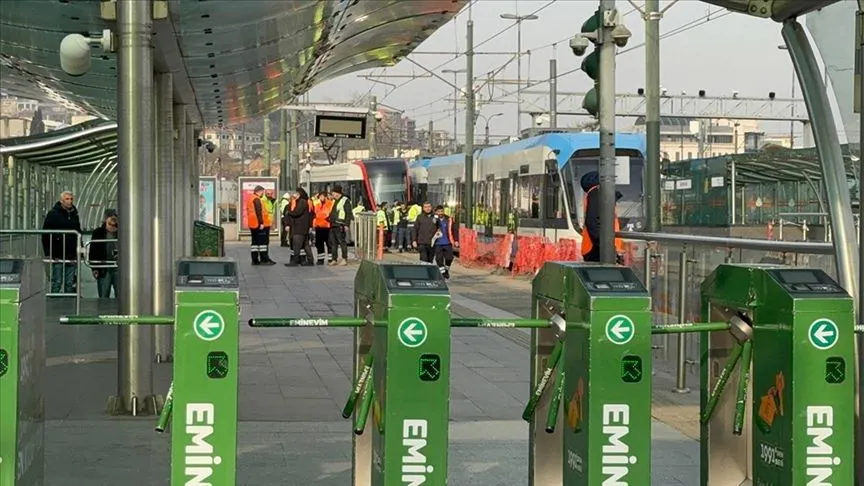 Fatih'te raydan çıkan tramvay karşı yönden gelen tramvaya çarptı