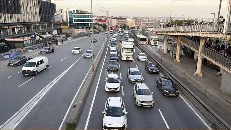 İstanbul'da Akşam Saatlerinde Trafik Yoğunluğu Yüzde 83'e Çıktı