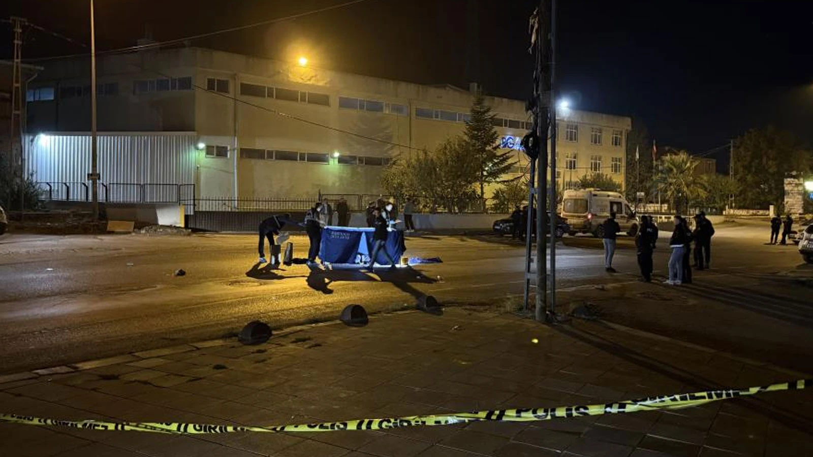 Arnavutköy'de esrarengiz cinayet: Polis yeleği giymiş şahsı vurup kaçtılar