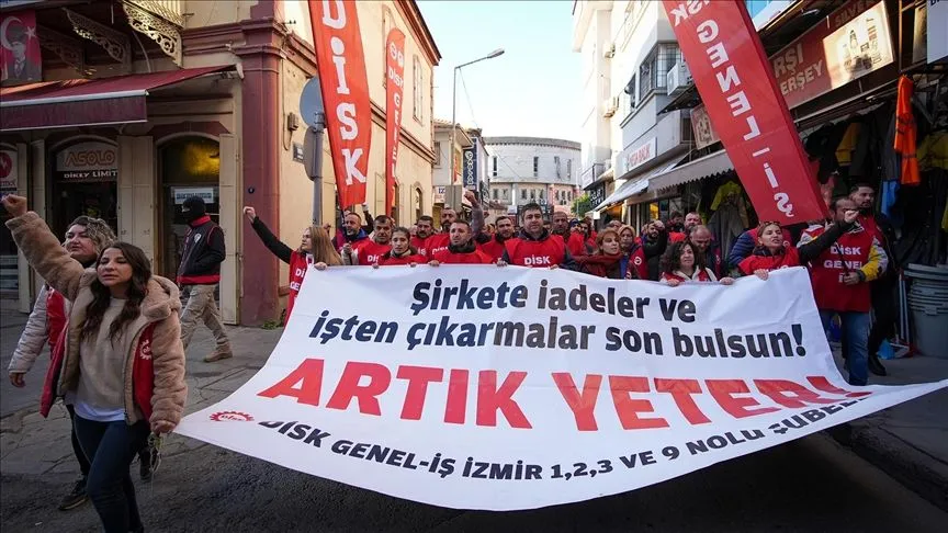 İzmir'de ücretsiz izne çıkarıldıktan sonra işbaşı yaptırılmayan işçiler eylemlerini sürdürdü