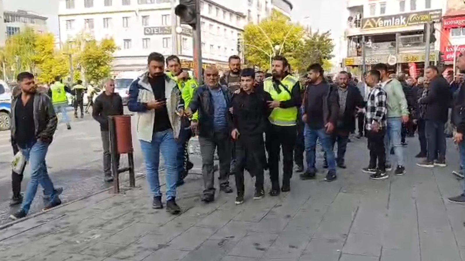 Ağrı'da polis ekibinin anında müdahalesi katliamı önledi