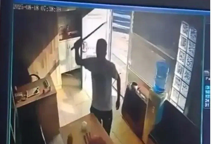 Taksi durağındaki görevliye kılıçla saldırdı!
