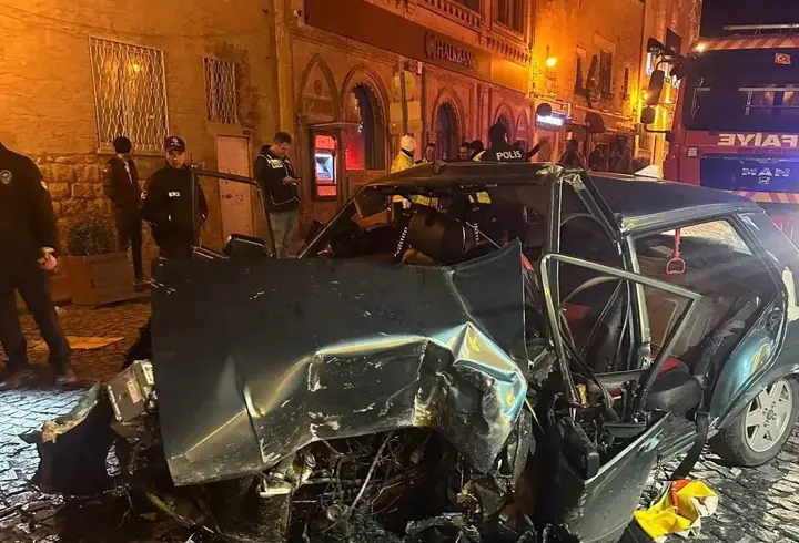 Mardin’de otomobil işyerinin duvarına çarptı: 4 yaralı