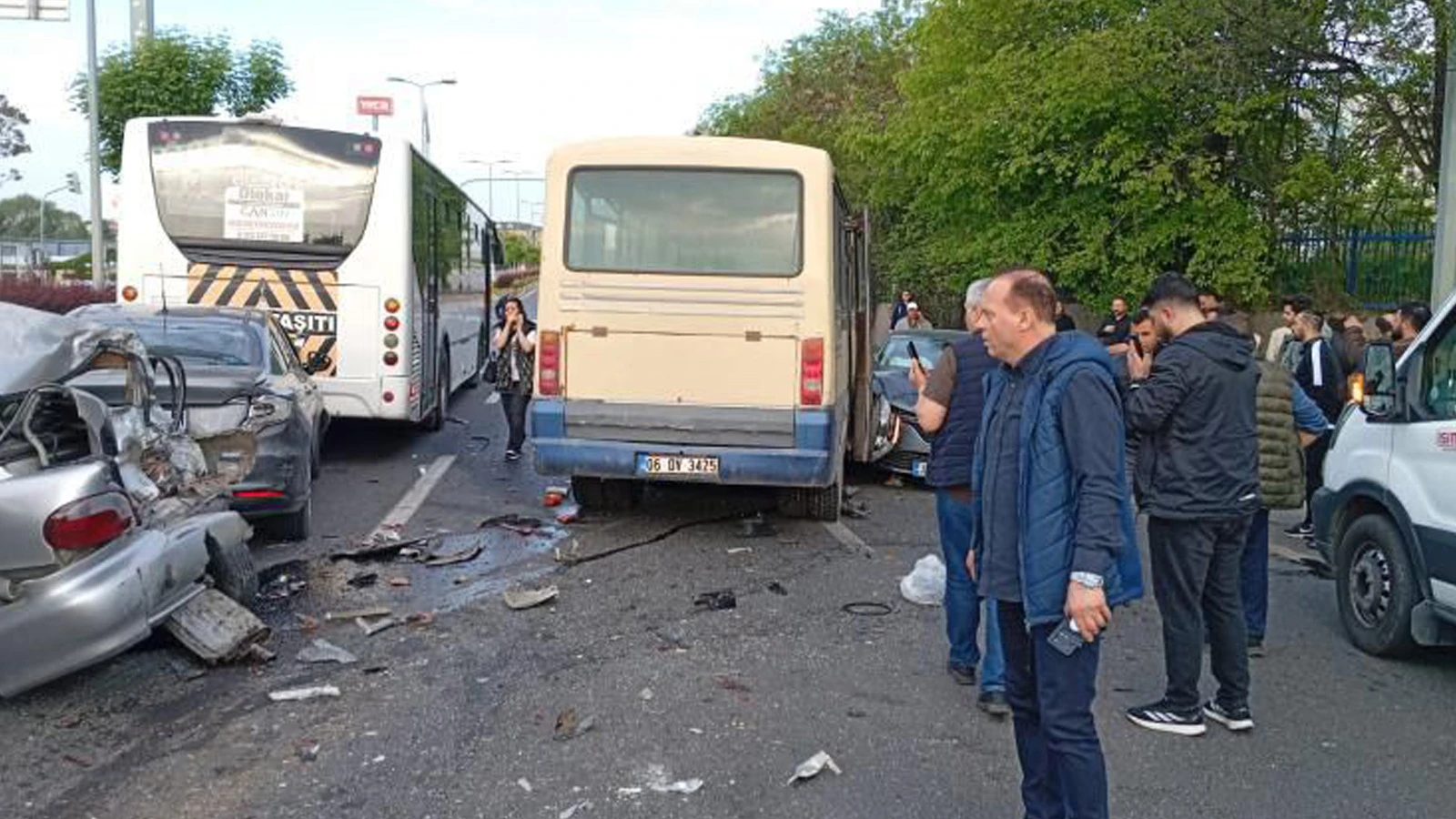Minibüs, kırmızı ışıkta bekleyen araçlara çarptı: 14 yaralı
