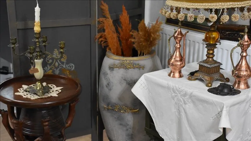 Gezdiği şehirlerden aldığı eşyaları oğlu ile açtığı kafede sergiliyor