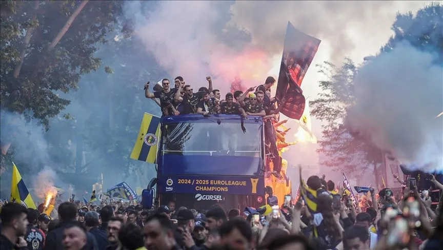 Fenerbahçe Beko, THY Avrupa Ligi şampiyonluğunu taraftarıyla kutladı