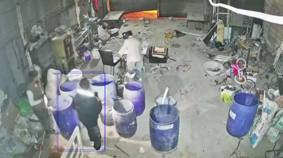 Hırsızların hedefi olan hurdacı defalarca soyuldu. Olay kameralara saniye saniye yansıdı