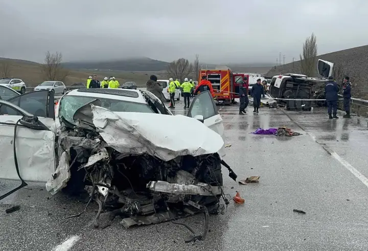 Otomobil, hafif ticari araca çarptı; baba ve oğlu öldü, 4 yaralı