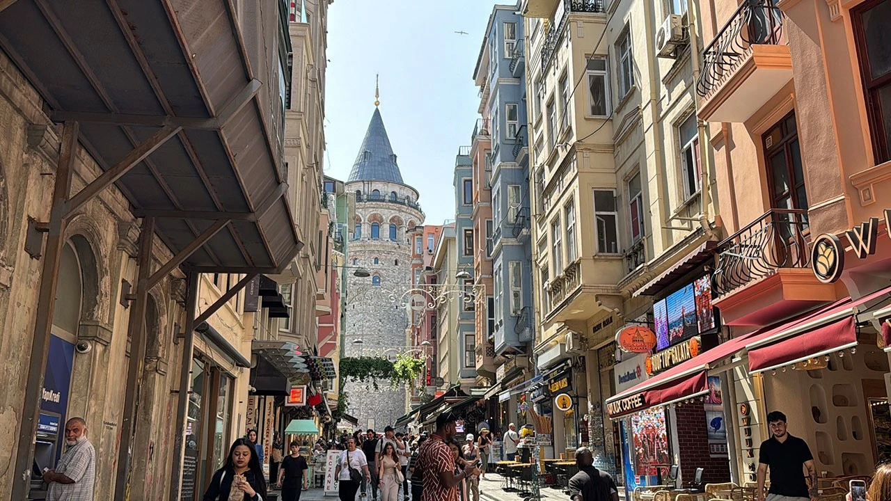 Galata Kulesi'nden düşen 22 yaşındaki genç hayatını kaybetti
