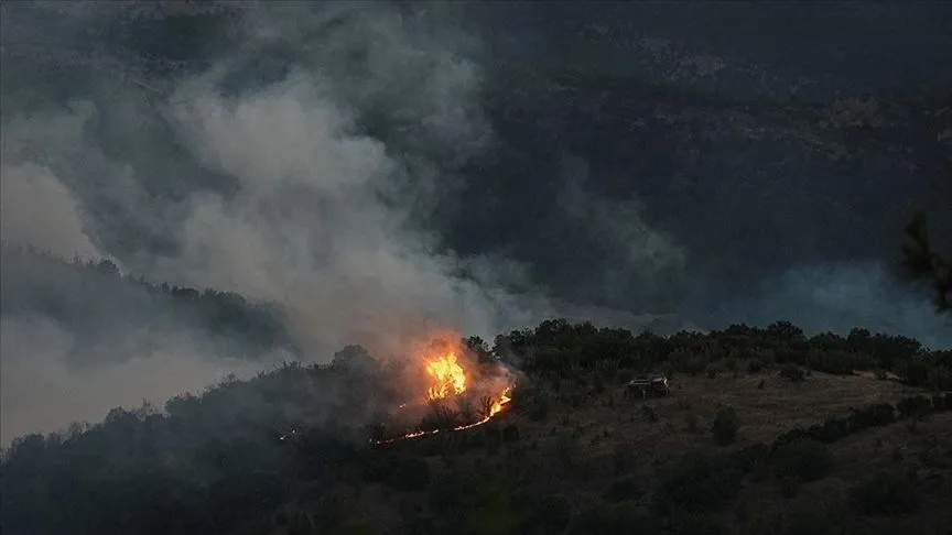 Bursa-Balıkesir sınırında çıkan orman yangınına müdahale sürüyor