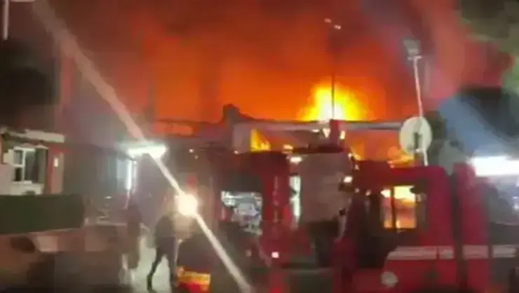 Manisa Osb'de Korkutan Yangın! Akü Fabrikasında Yangın Çıktı
