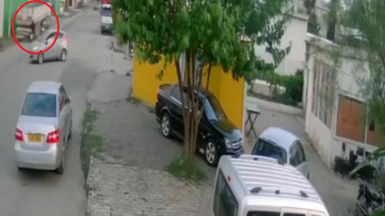 Motosikletle park halindeki tıra çarptı, feci şekilde öldü