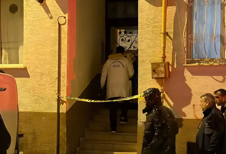 Sevgilisiyle Birlikte Yaşadığı Evde Göğsünden Bıçaklanıp Öldü