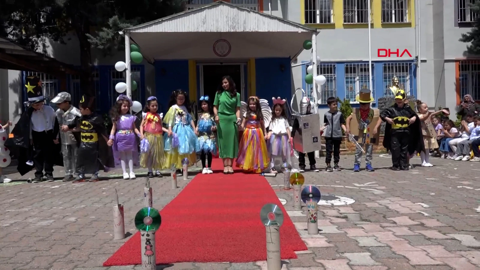 Miniklerden atıklarla hazırladıkları kıyafetlerle defile