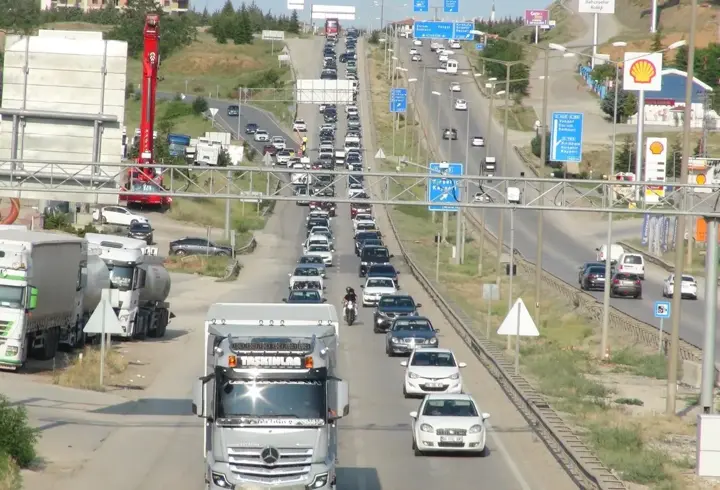 'Kilit kavşak' Kırıkkale'de bayram dönüşü trafik yoğunluğu başladı