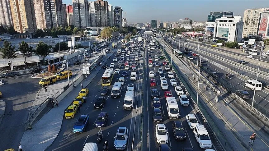 İstanbul'da haftanın ikinci iş gününde trafik yoğunluğu yaşanıyor