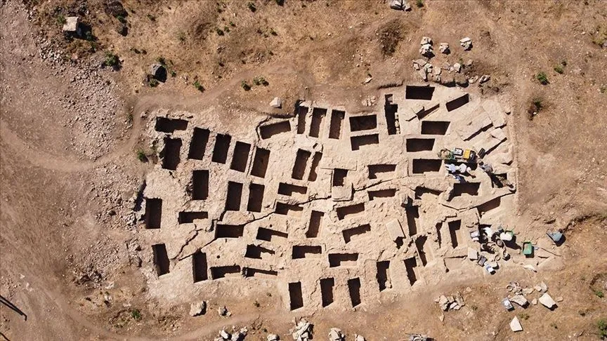 Kolossai Antik Kenti'nde yan yana kaya tekne tipi 60 mezar bulundu