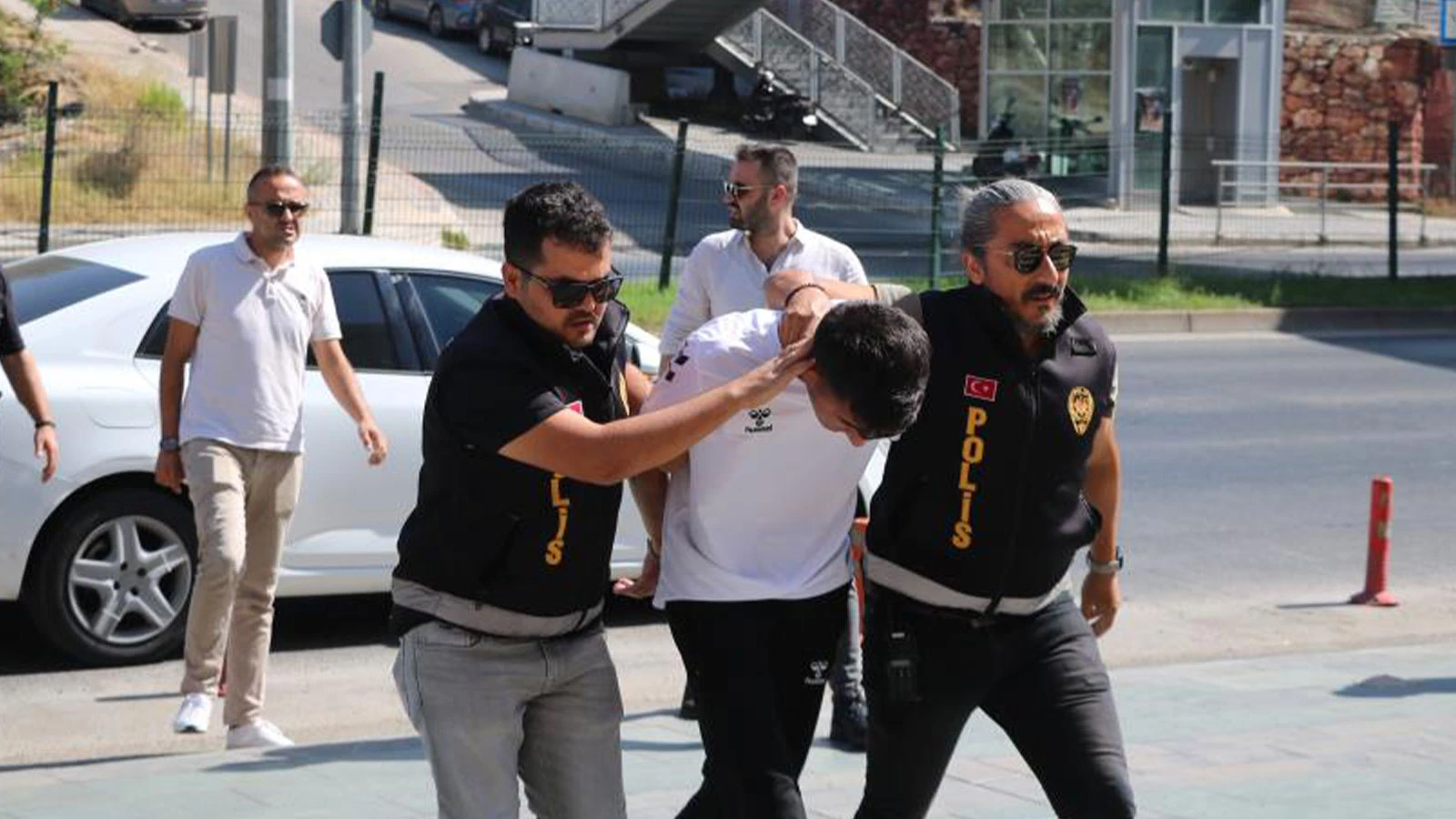Emlakçıyı arayıp kiraladığı evde cinayet işlediğini söyleyen zanlı tutuklandı
