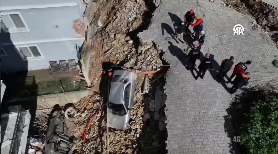 İzmir'de istinat duvarı çöktü! İki binada hasar var, arabalar toprak altında kaldı