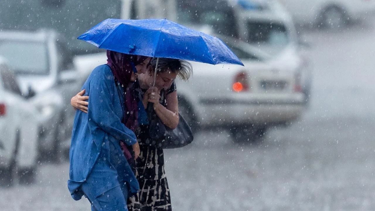 Meteoroloji 8 İli Sarı Kodla Uyardı: Sıcaklıklar Azalacak, Kuvvetli Yağışa Dikkat! İşte Tahminler...