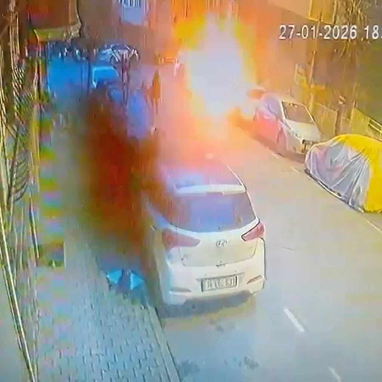 Hasımlarının sokağında zaman ayarlı bomba patlattılar!