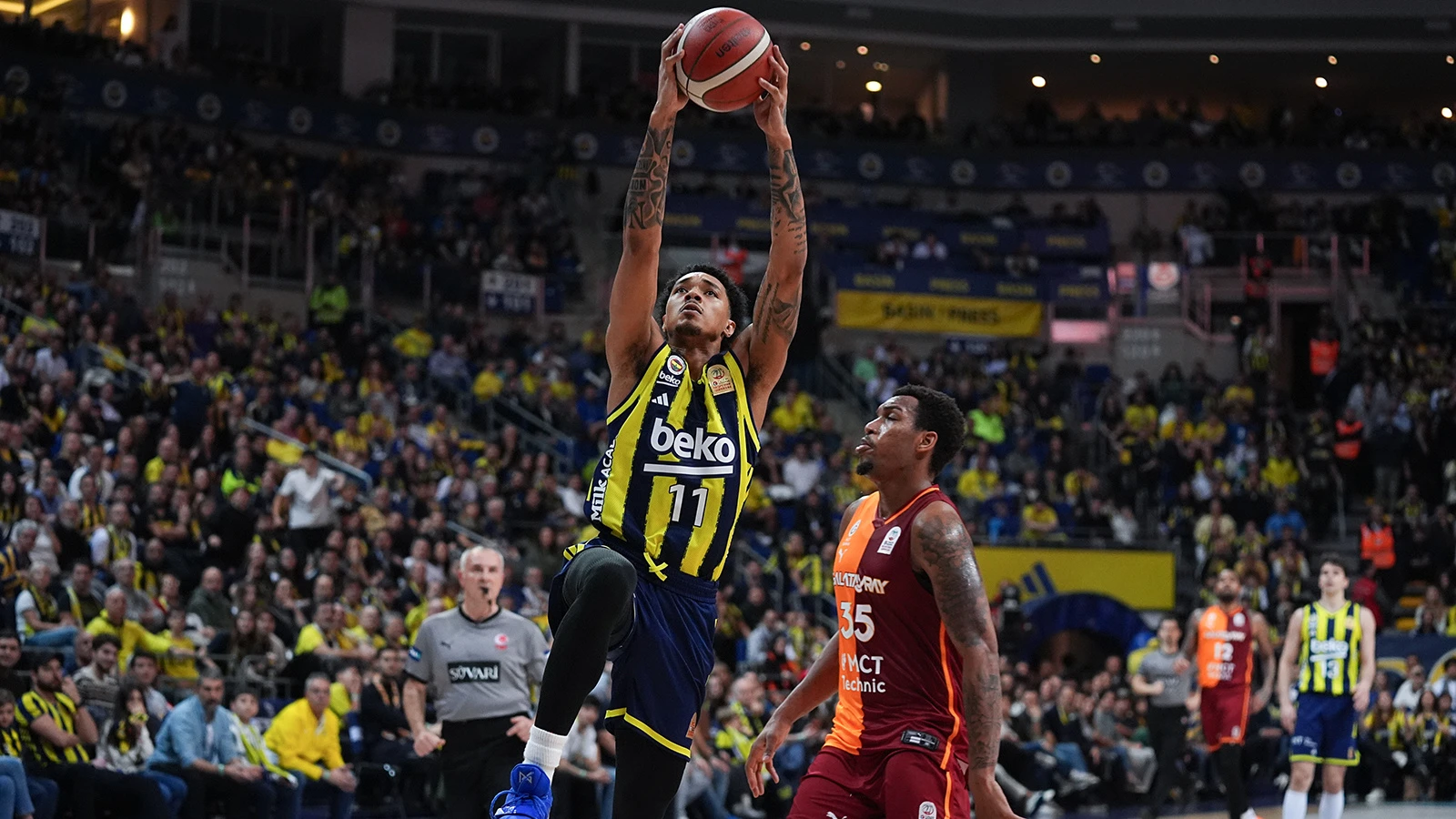 Fenerbahçe Beko nefes kesen derbide Galatasaray'ı mağlup etti