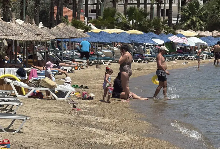 Bodrum'da hava sıcaklığı 40 dereceyi gördü, sahiller ve havuz başları doldu