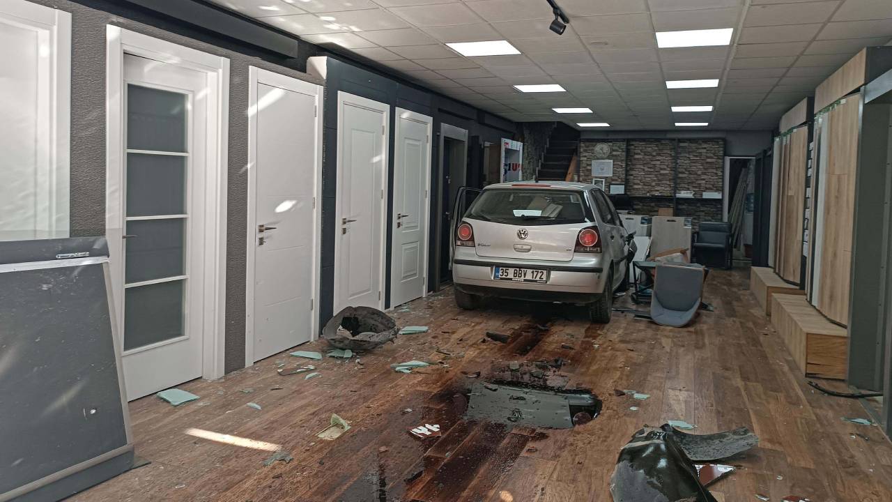 Otomobil, Parke Ve Kapı Satışı Yapılan İş Yerine Daldı