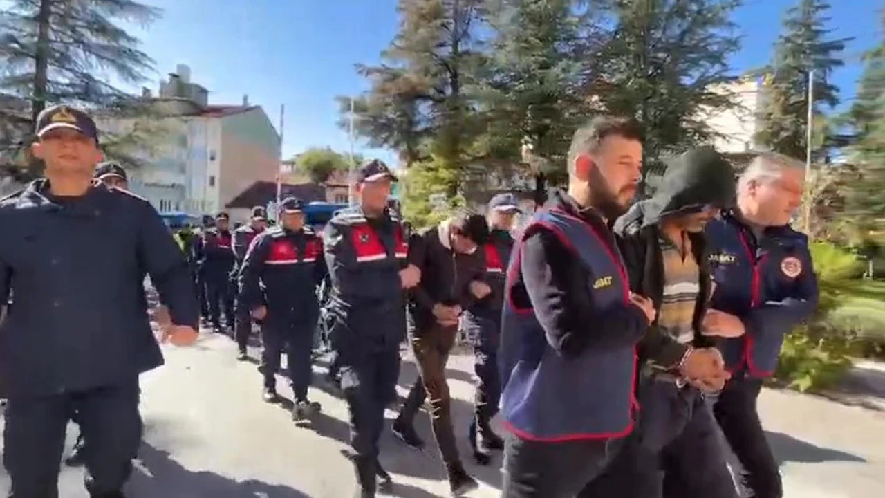 Gündüz çoban gece hırsız! Aile boyu şebeke yakayı ele verdi