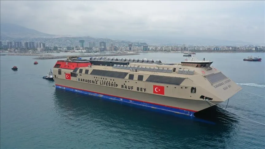 Depremzede öğrencilere okul olan gemi olası afetler için hazır bekletilecek