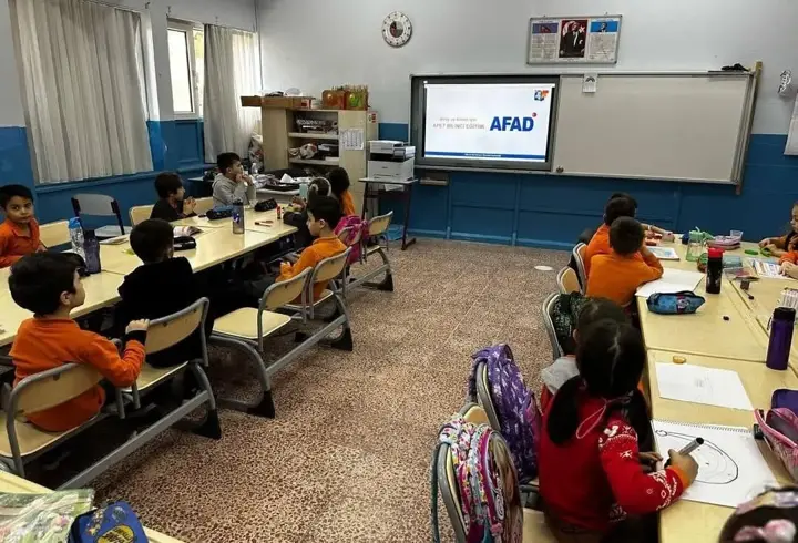 Gelibolu'daki öğrencilere deprem eğitimi ve tatbikatı