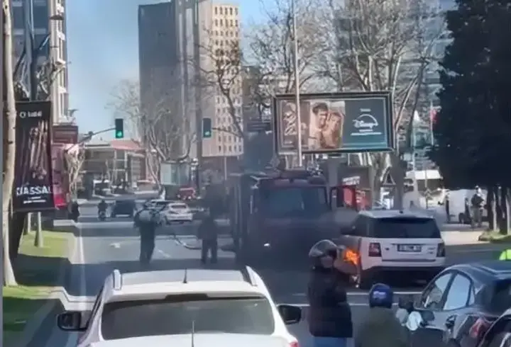 Şişli'de cipin lastikleri alev alev yandı; trafik kilitlendi