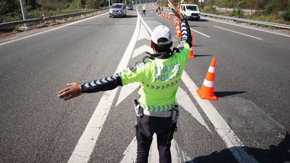 Toprak kayması nedeniyle kapanan yol ulaşıma açıldı