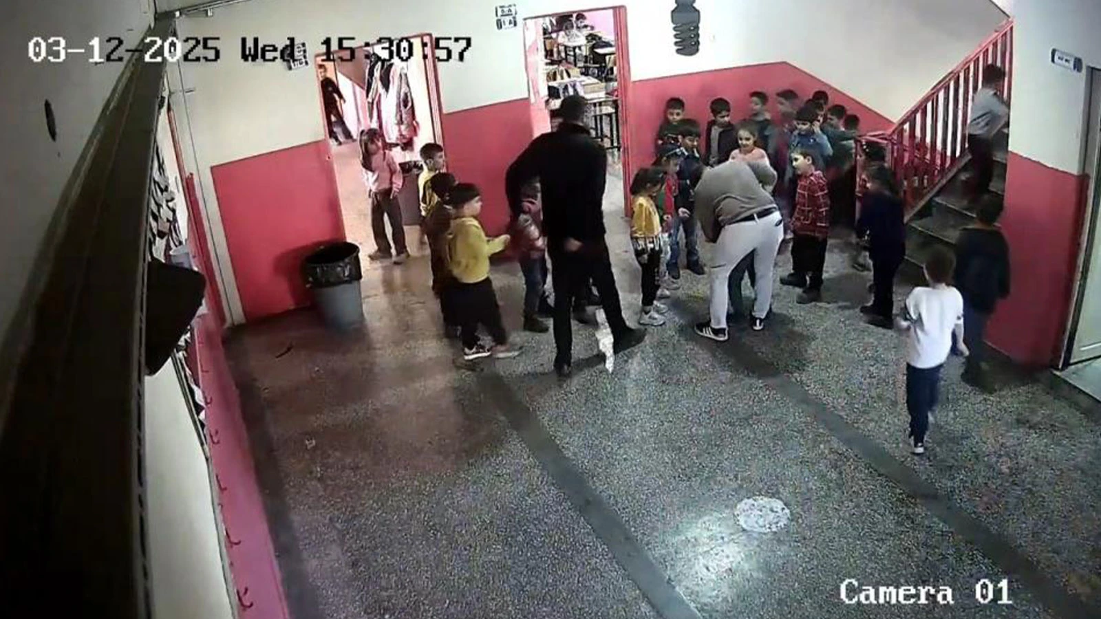 Boğazına şeker kaçan çocuğun imdadına öğretmeni koştu