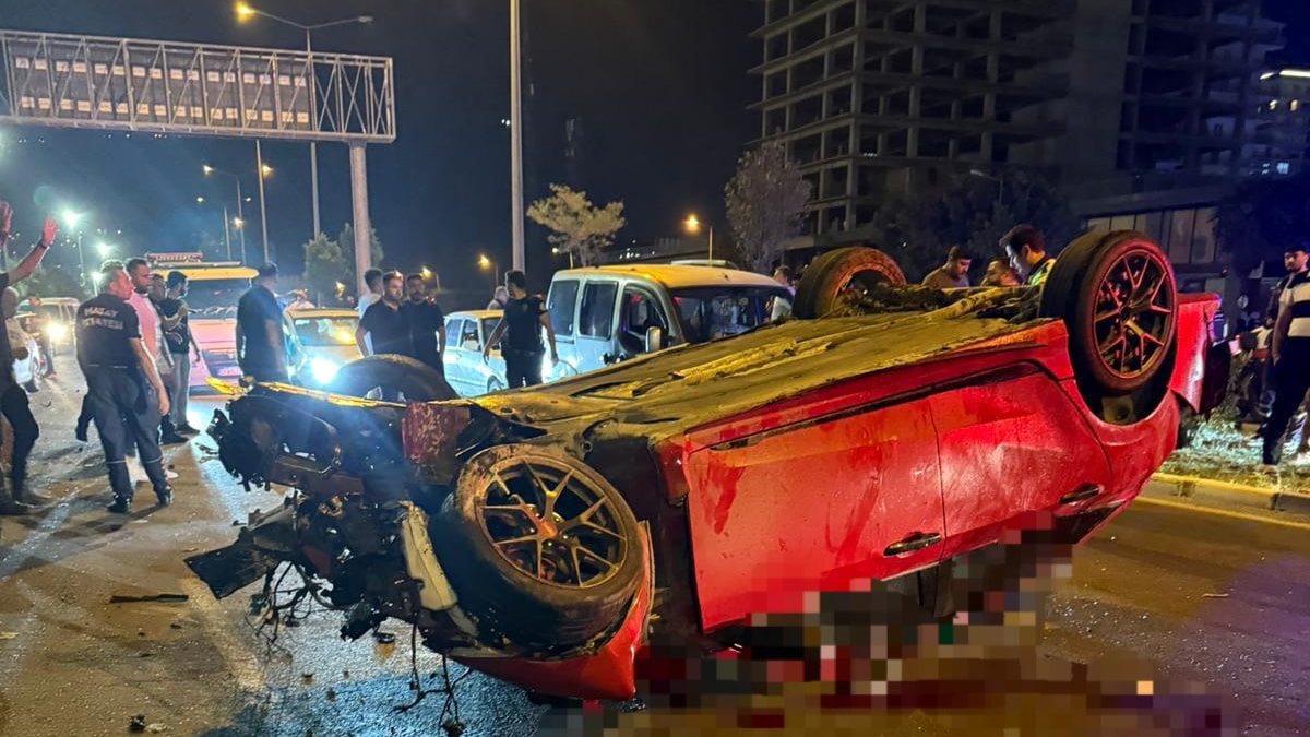 Otomobil motosiklete çarptı: 3 ölü, 3 yaralı