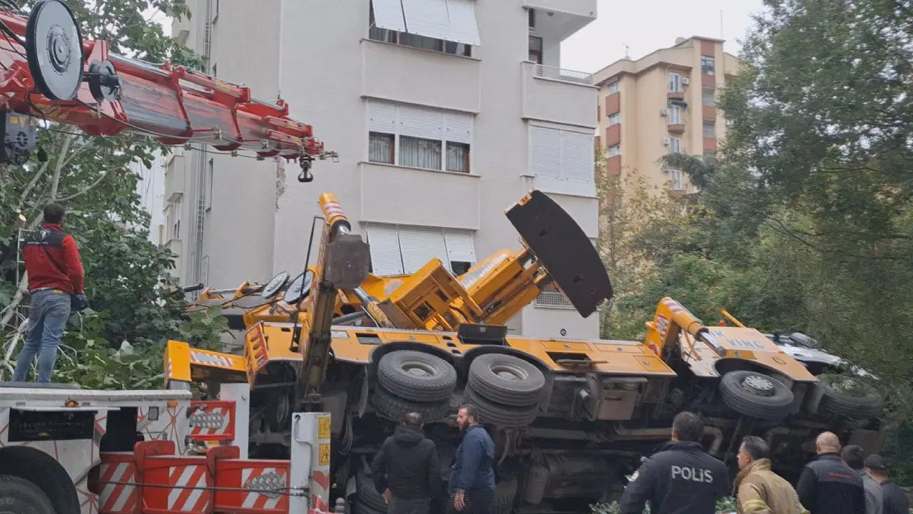 Kadıköy Erenköy'de Vinç Devrildi: 11 Katlı Binaya Çarptı, Cadde Kapatıldı
